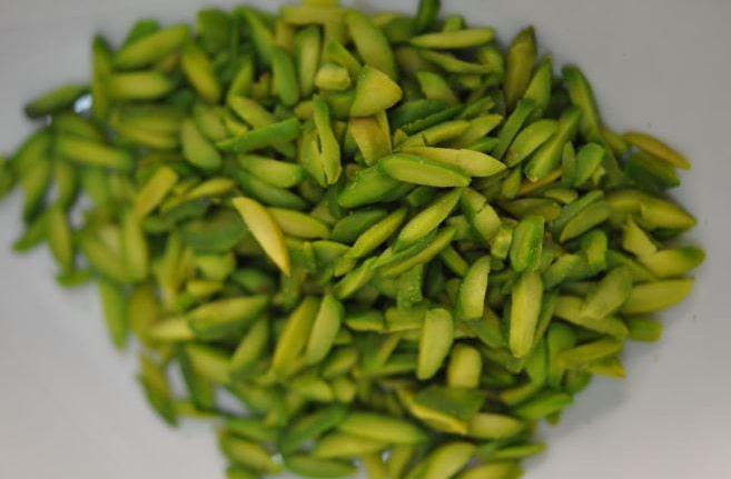 خلال پسته خانگی مناسب تهیه انواع حلوا و دسر